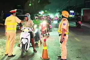 交警查处酒驾违规行为。